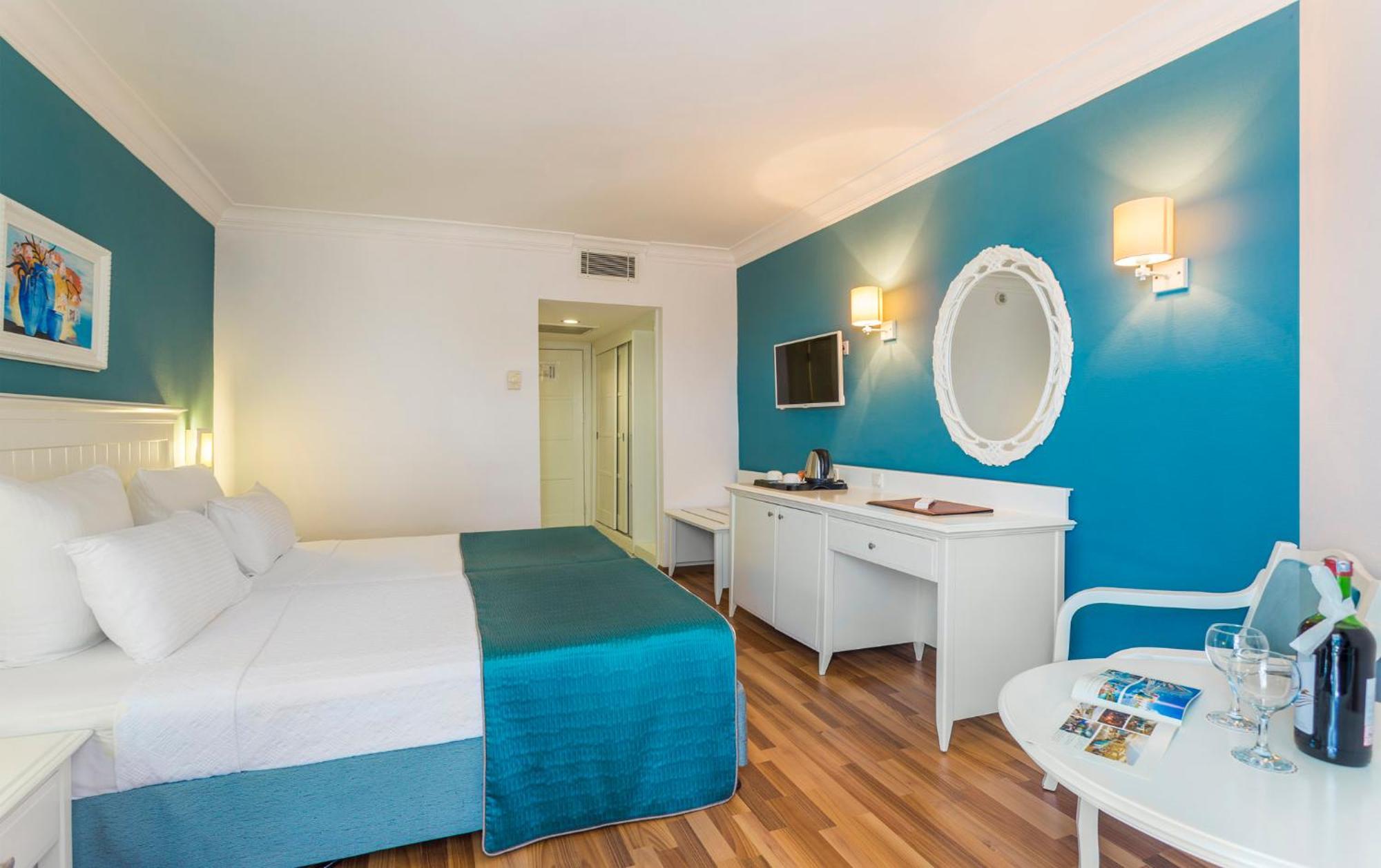 Standard Room Pool & Sea View