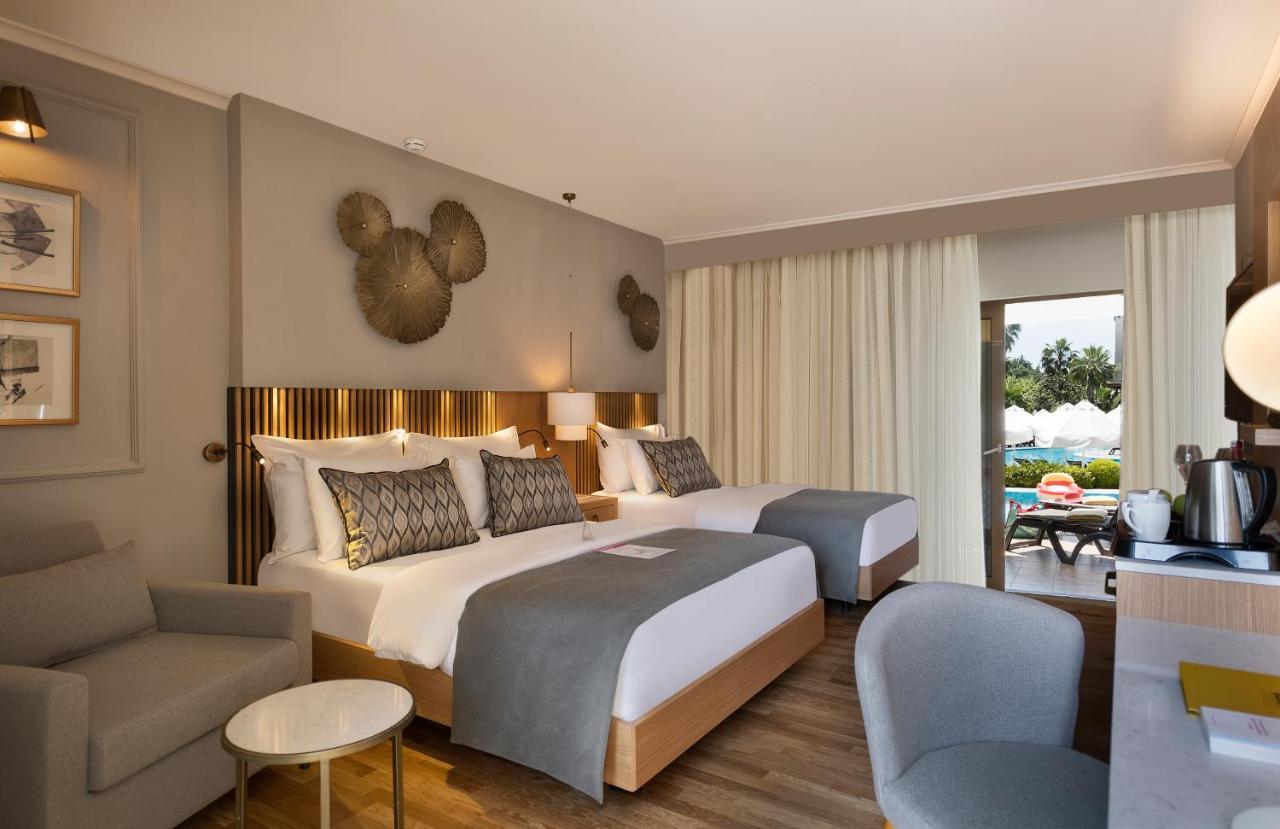 Deluxe Zimmer mit direktem Poolzugang (2 Erwachsene und 2 Kinder)